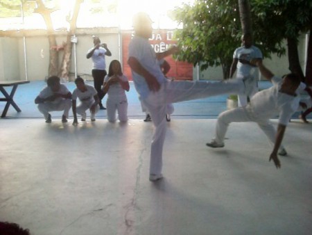 Tony Ramos esquiva do golpe do Mestre Carlinhos Canbrava